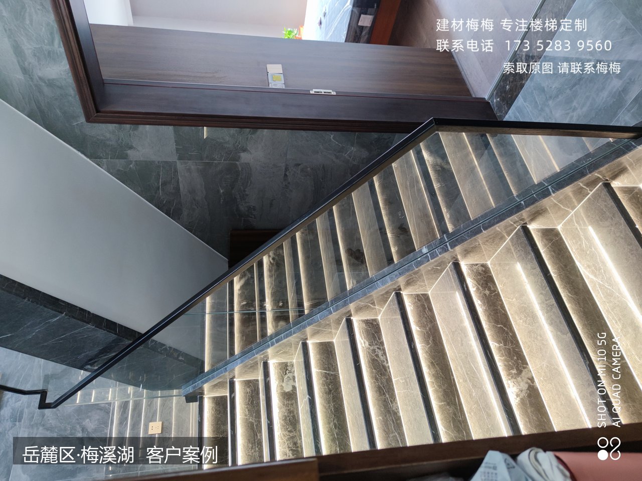 长沙梅溪湖复式公寓大理石楼梯玻璃卡槽实木扶手安装完工效果
