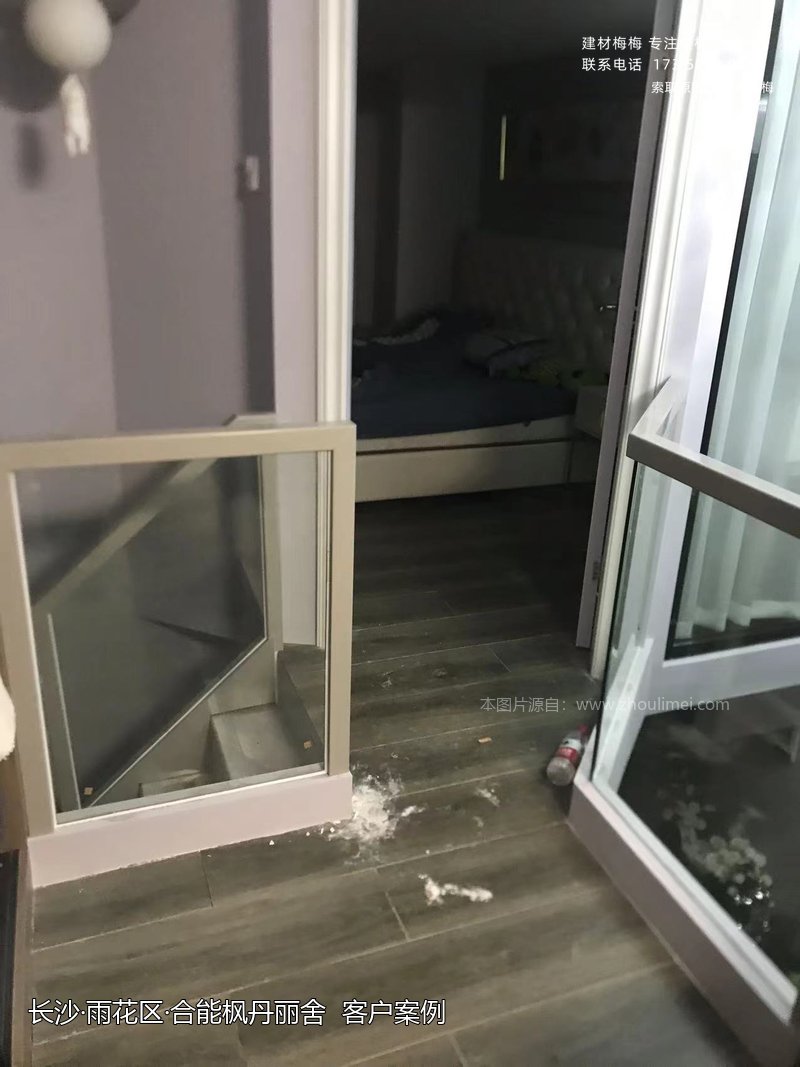 实木卡槽玻璃楼梯扶手完工效果-长沙合能枫丹丽舍复式公寓案例
