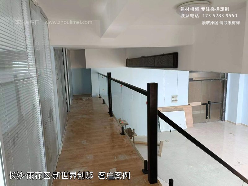立柱夹玻璃楼梯扶手 复式公寓