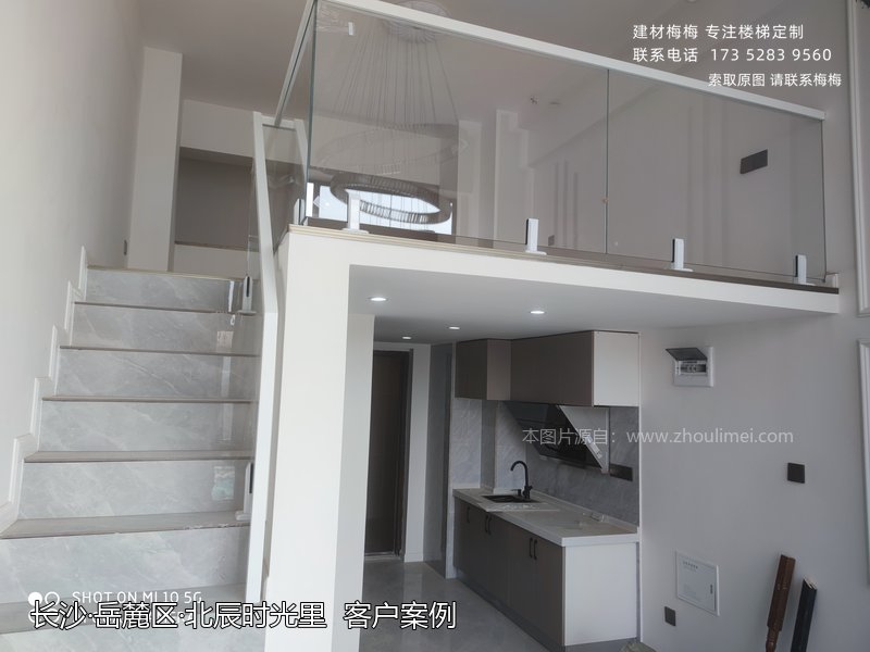 立柱夹玻璃楼梯扶手 复式楼梯