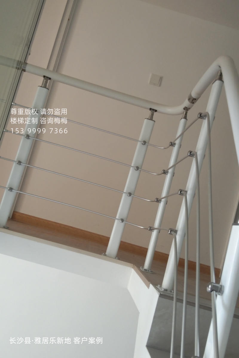 PVC钢木拉丝扶手安装效果-长沙县雅居乐新地复式公寓客户案例